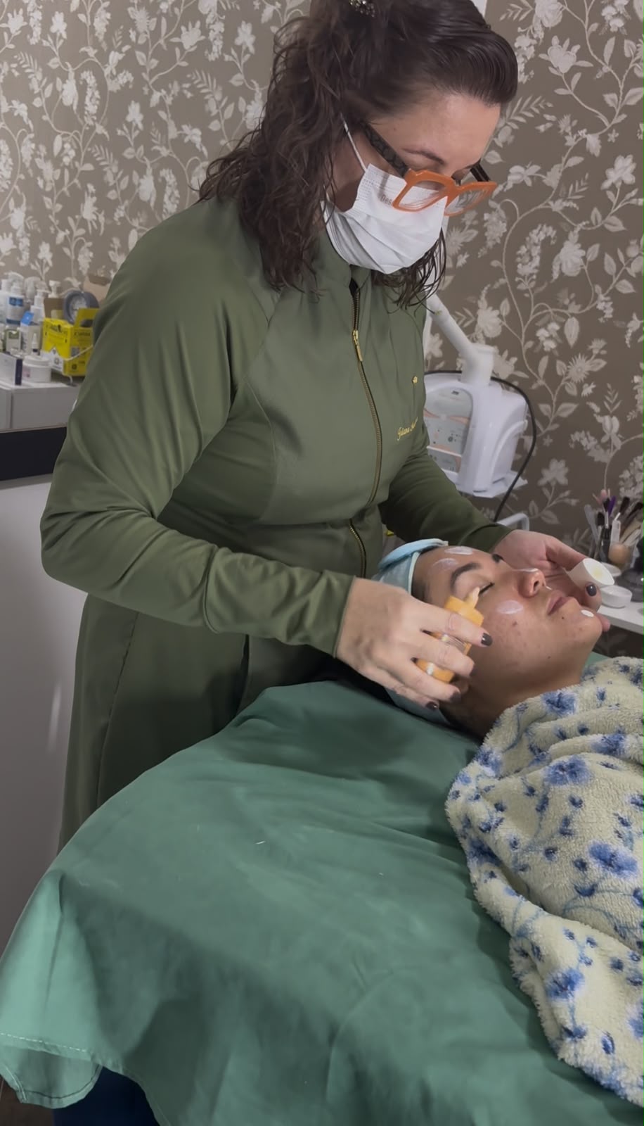Juliana Montebeller, esteticista do Studio Beauty, realizando atendimento de estetica facial