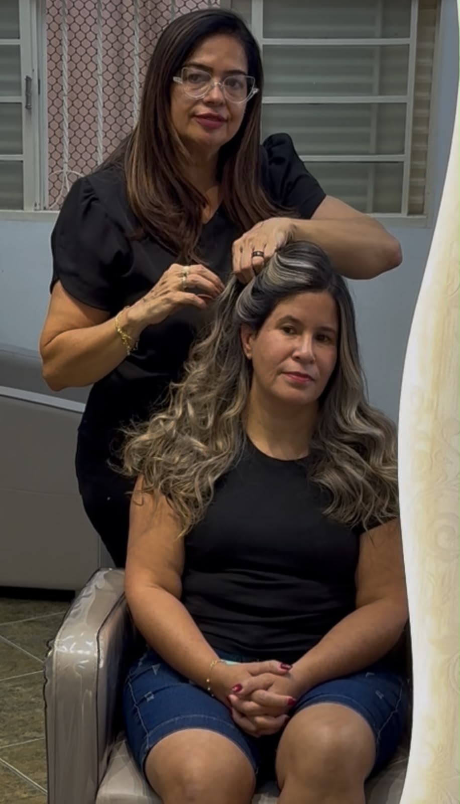 Leila Noveli, cabeleireira do Studio Beauty, realizando atendimento capilar no estudio